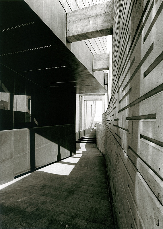 Centro de arte
Nikon F3, Film: HP5 Plus
Entwickler: Microphen
Scan vom Abzug