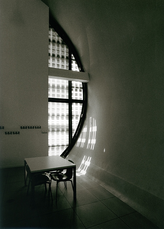 Centro de arte
Nikon F3, Film: HP5 Plus
Entwickler: Microphen
Scan vom Abzug