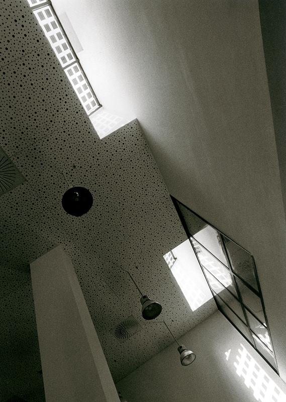 Centro de arte
Nikon F3, Film: HP5 Plus
Entwickler: Microphen
Scan vom Abzug