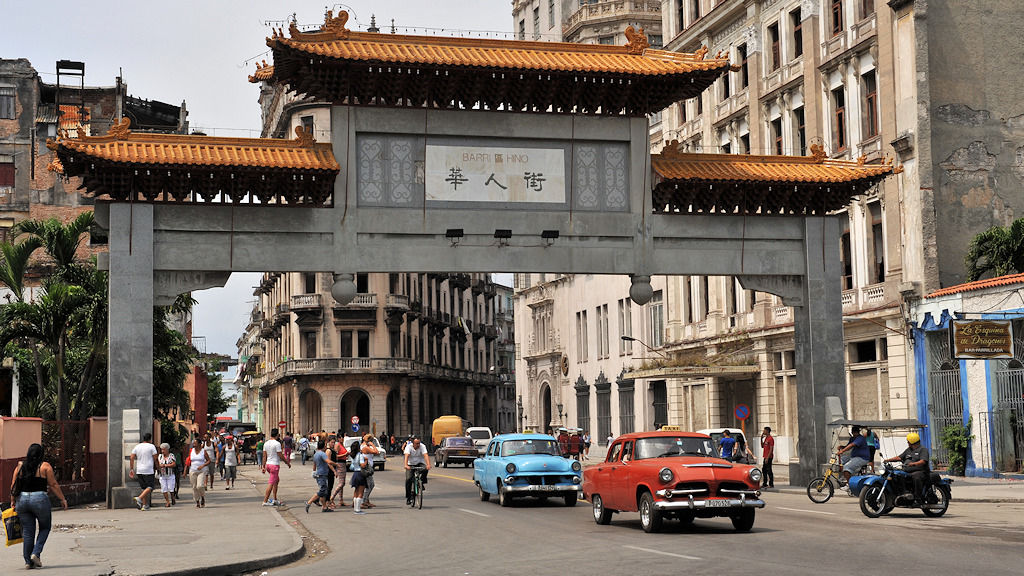 China in Havanna
vorn: Dodge Custom Royal Lancer 4 Door Sedan 1955
hinten: Ford 1954
4593
