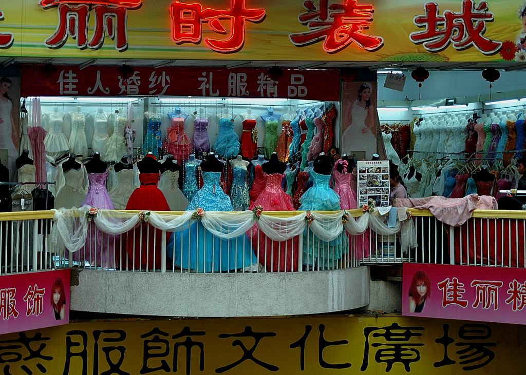 China Street 8
Die Hochzeit ist hier eine Hoch Zeit da sehr teuer. Ihr solltet mal die Hochzeitsfotos sehen, Professionel und für Chinesische Verhältn