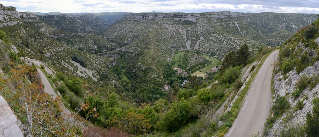 Cirque De Navacelles, Frankreich

D3100 mit AF 2.8/24 mm D; mehrere Hochkantbilder aus der Hand