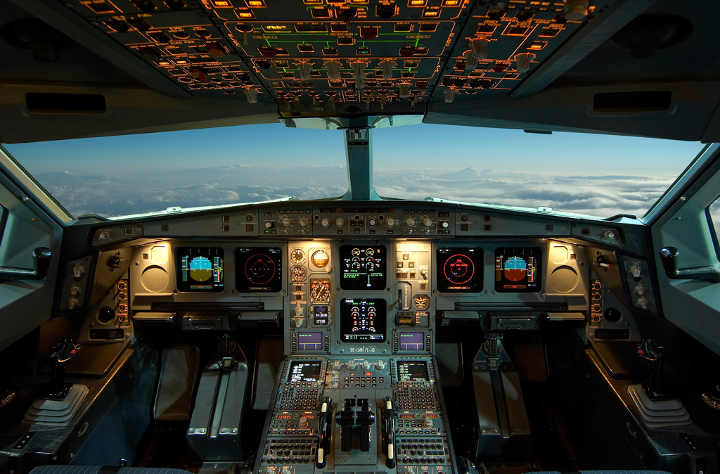 Cockpit eines Airbus A330-223 der Austrian Airlines