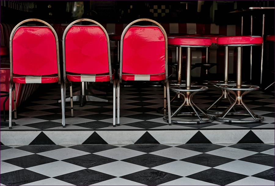 comp_2RedChair-lumi.jpg