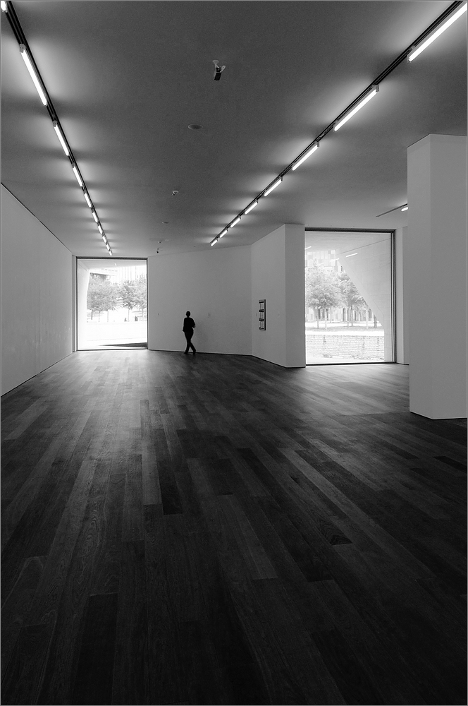 cR MUDAM 9233
