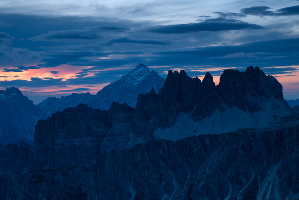 Croda da Lago und dahinter der Antelau bei Sonnenaufgang ohne Sonne