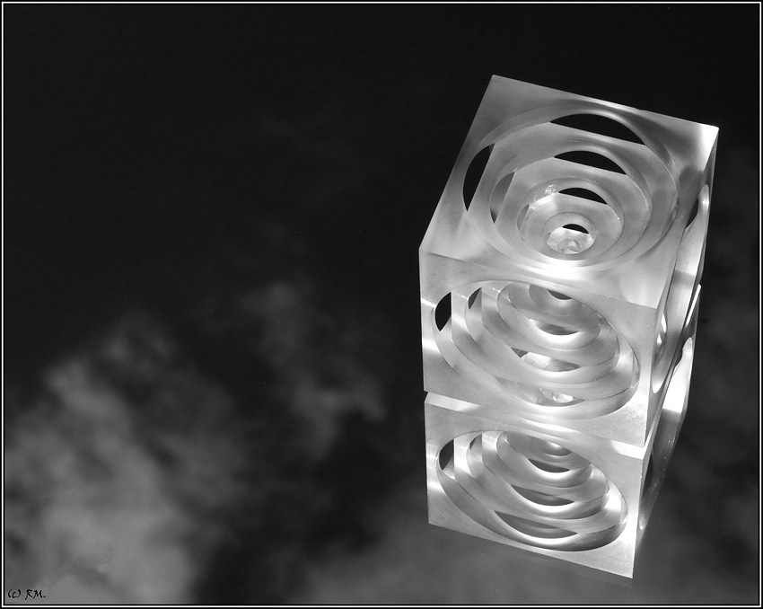 Cube
Würfel auf Spiegel gegen den Himmel aufgenommen
