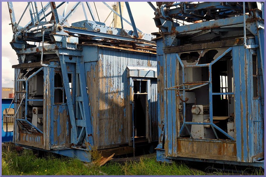D30 6868f  Hamburg Museumshafen: alte Kabinen von Hafenkränen