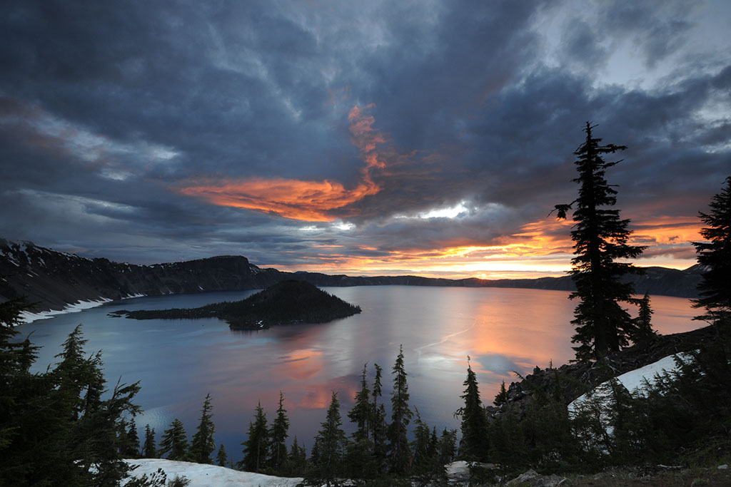 D33 7393 1024 Sunrise at Crater Lake