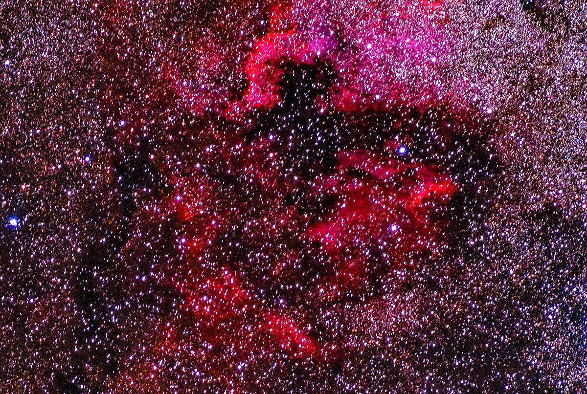 D55 5302 AS
NGC7000 nicht ganz erwischt den Nordamerikanebel
Aufgenommen am 13.10.2018 bei Görne ( Havel/Sternenpark ) .Belichtet 1x 87.7 sec mit Niko