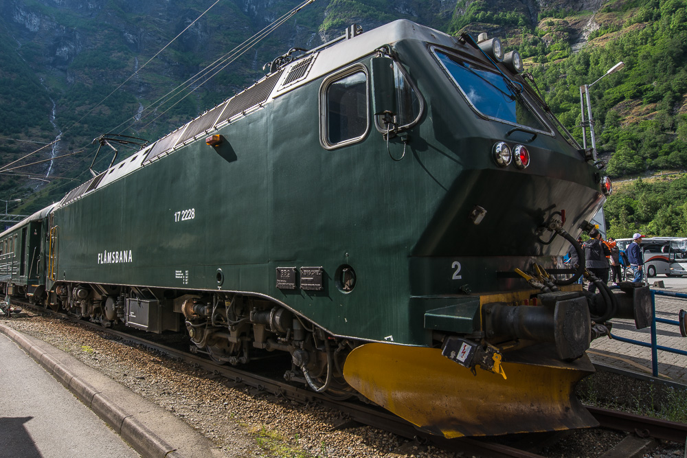 D712585