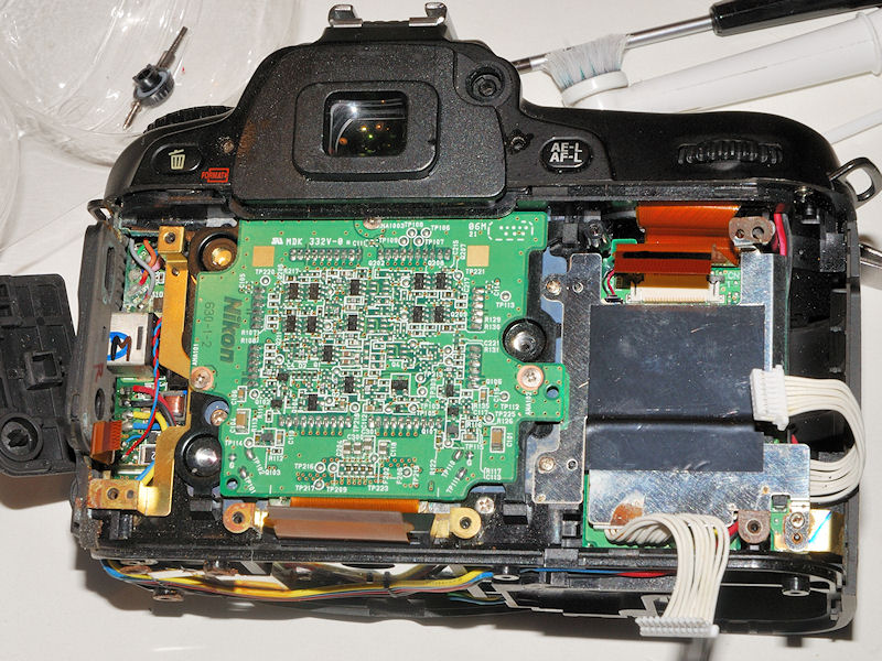 D80 mit Wasserschaden wird zerlegt - das Rückteil mit dem Monitor und das Digital-Mainboard fehlen bereits.