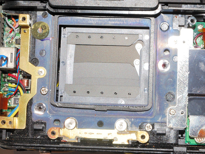 D80: Rahmen für den Sensor, man sieht den Verschluss