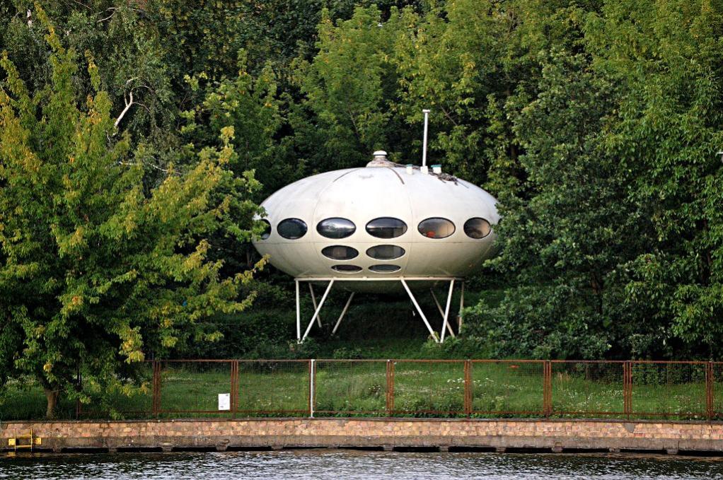 Da scheint ein Ufo in Berlin an der Spree gelandet zu sein :-)