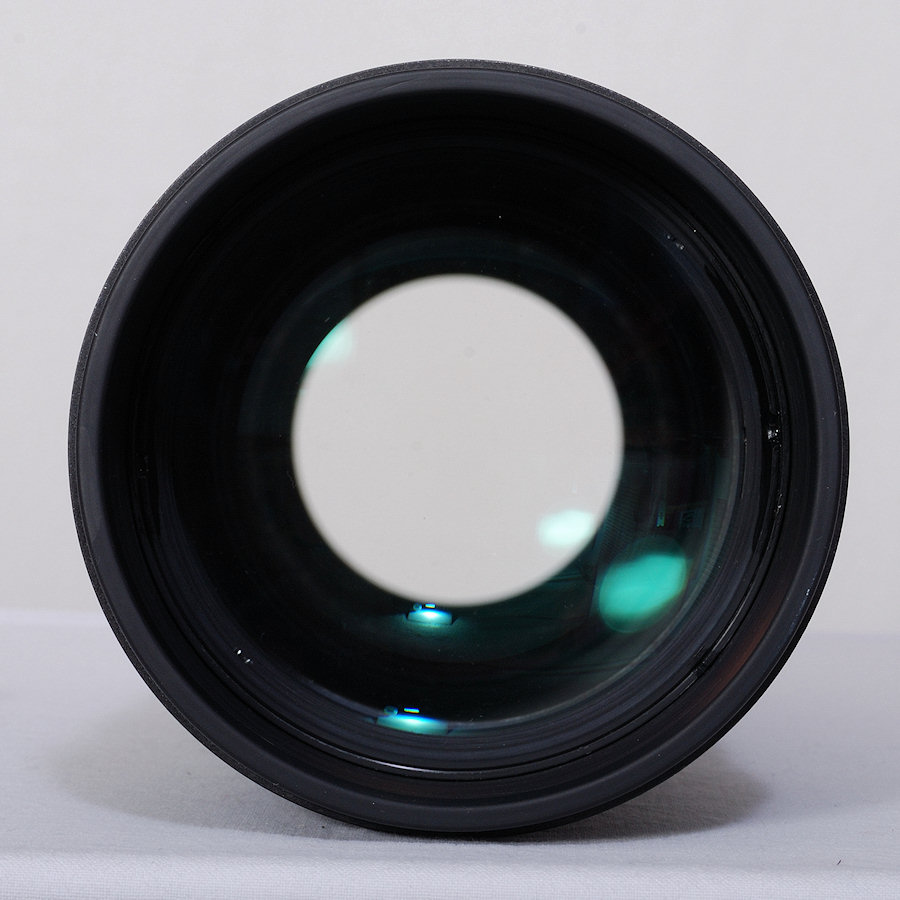 Das AF 300/2.8 ED Nikkor nach Reparatur und Reinigung,
Blick von vorne durch das Objektiv