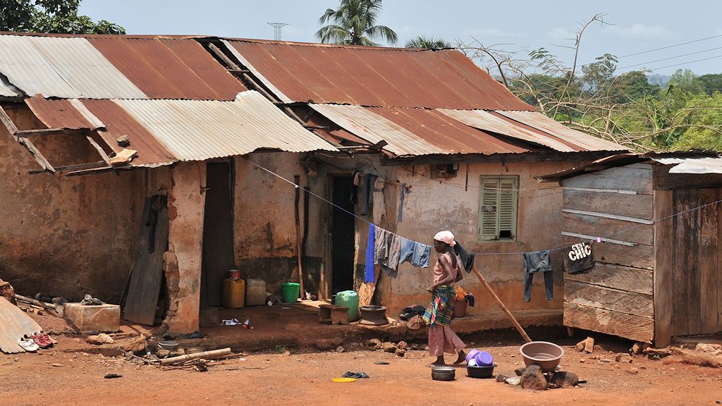 das afrikanische Leben findet vor dem Haus statt ...
2149