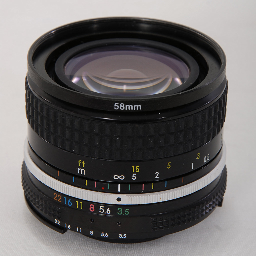 Das AI-Nikkor f/3.5 28mm mit der 58 mm Frontfassung.