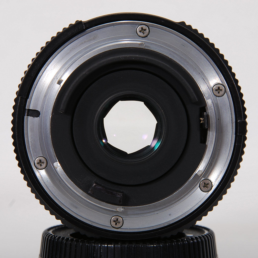 Das AI-Nikkor f/3.5 28mm mit der 58 mm Frontfassung.