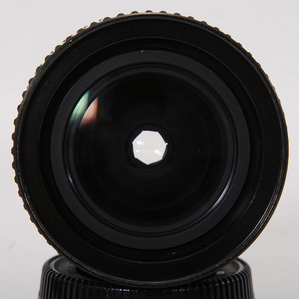 Das AI-Nikkor f/3.5 28mm mit der 58 mm Frontfassung.