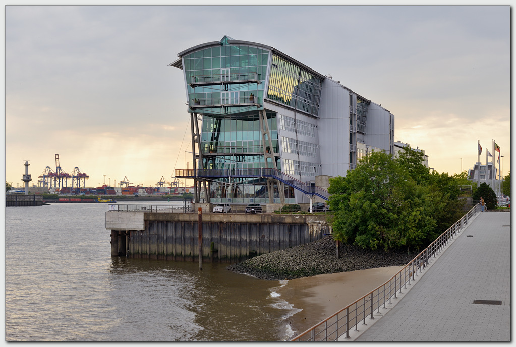 Das alte Kreuzfahrtterminal in Hamburg Altona
(CNX2 Bearbeitung)