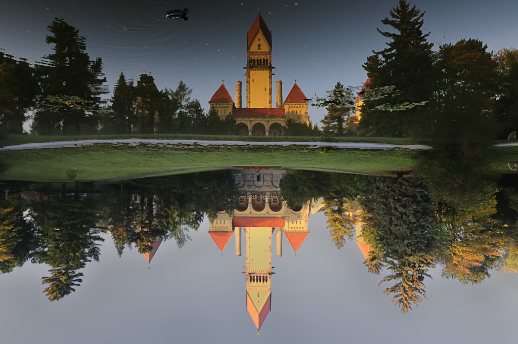 Das Bild wurde nach mehrfachem Hinweis auf einen zu hellen Himmel noch mal bearbeitet, die Bildidee funktioniert dadurch noch etwas besser. Danke für 