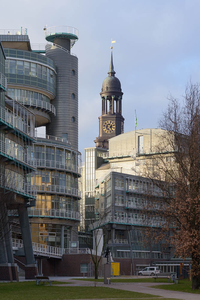 Das Gruner+Jahr Verlagsgebäude mit St.Michaelis (Michel) im Hintergrund