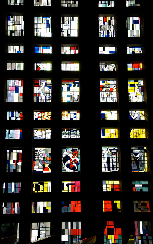 Das Kirchenfenster in der Totalen.