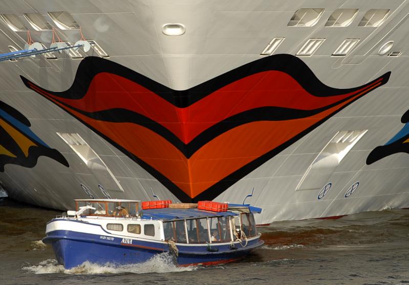Das Kreuzfahrtschiff AIDA diva zu Besuch im Hamburger Hafen.