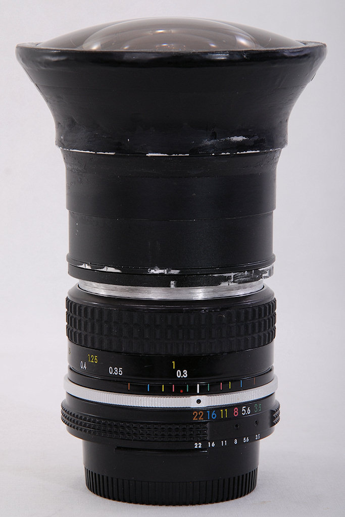 Das neue FX-Fisheye 8mm f/3.5 AI aus dem selbstgebauten Fisheyevorsatz und dem modifizierten AI-Nikkor f/3.5 28mm,
nach dem Zusammenschrauben.