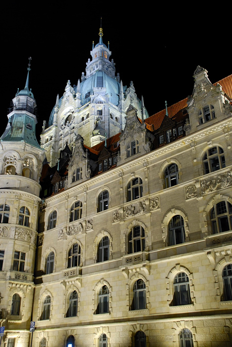 das rathaus bei nacht