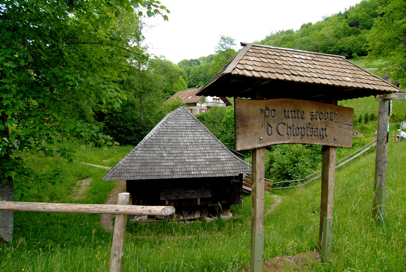 Das Schild mit dem einheimischen Hinweis.