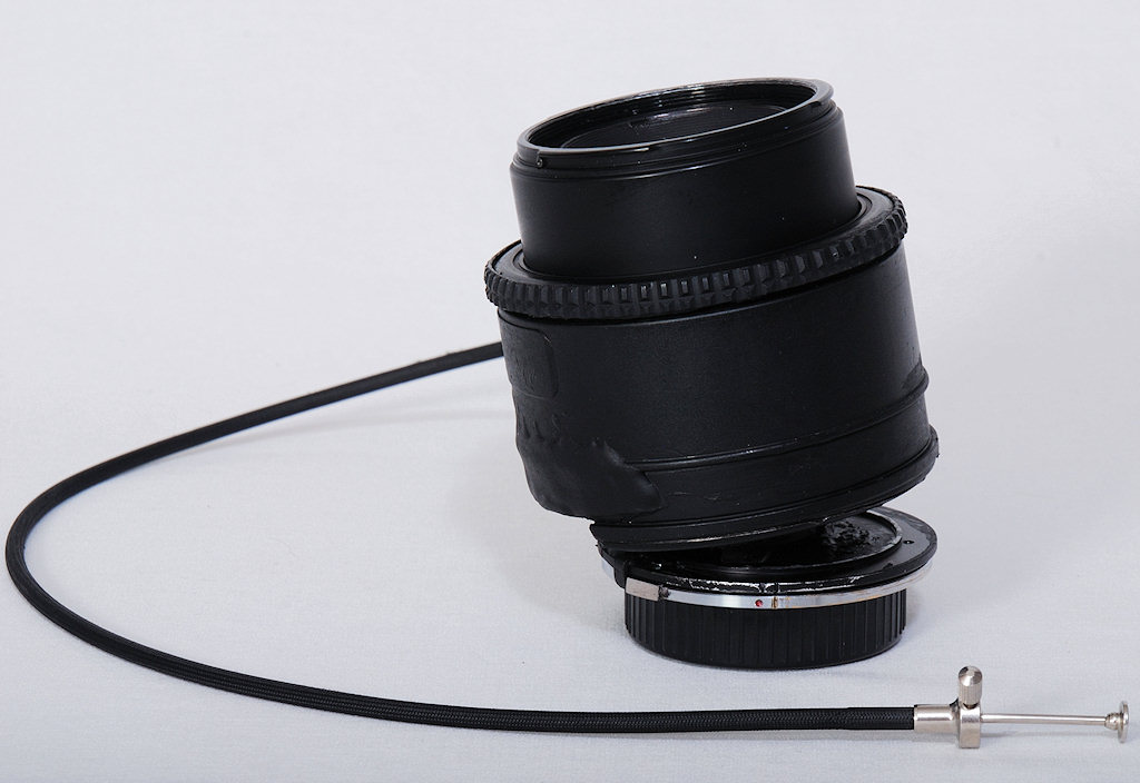 Das selbstgebaute Tilt&Shift-Objektiv 90mm f/2.8 Makro 1:2 mit festem Tilt von 9° und festem Shift von 9 mm und 90° Drehmöglichkeit mit Drahtauslöser 