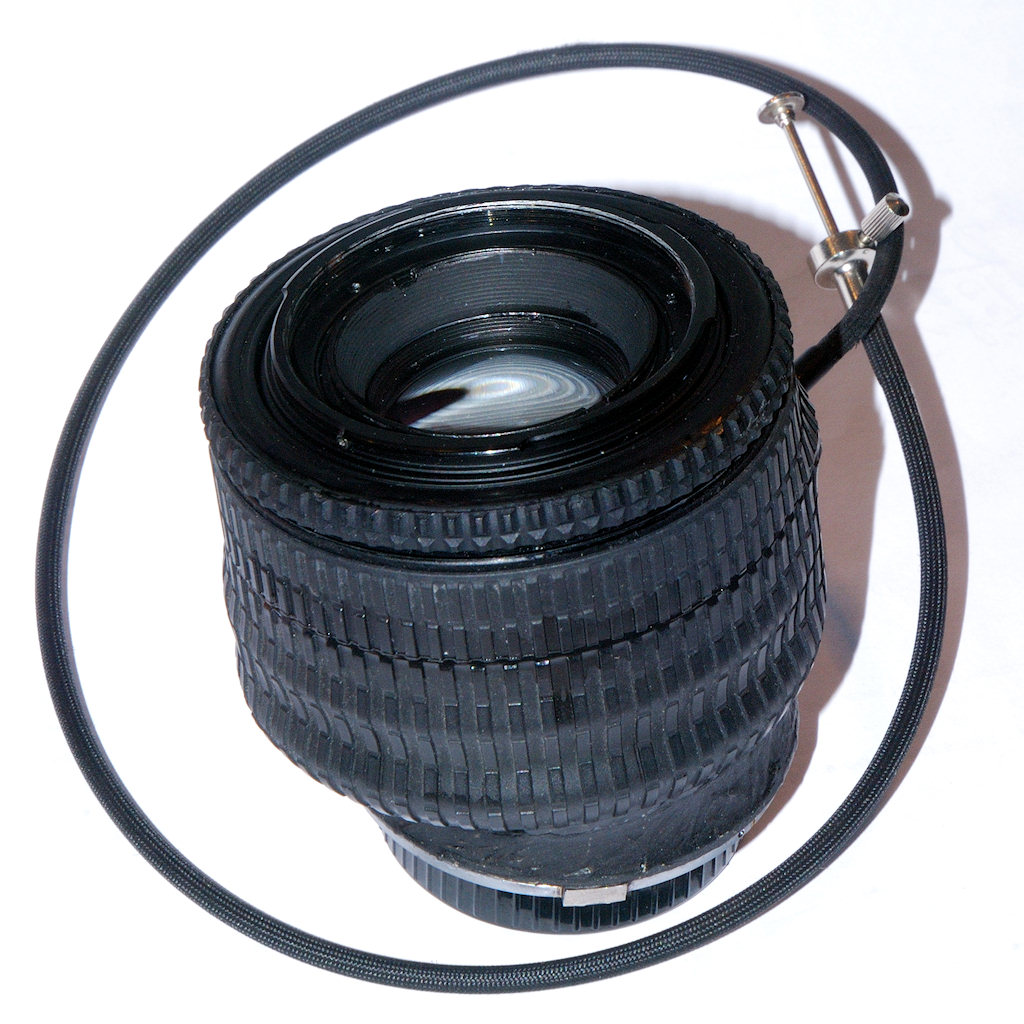 Das selbstgebaute Tilt&Shift-Objektiv 90mm f/2.8 Makro 1:2 mit festem Tilt von 9° und festem Shift von 9 mm und 90° Drehmöglichkeit mit Drahtauslöser 