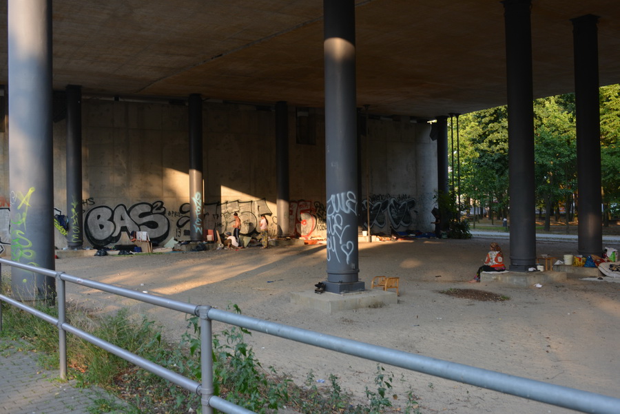 DB 150511 8138 BhfNFF
Hier leben / wohnen Menschen! Mitten "unter" uns!