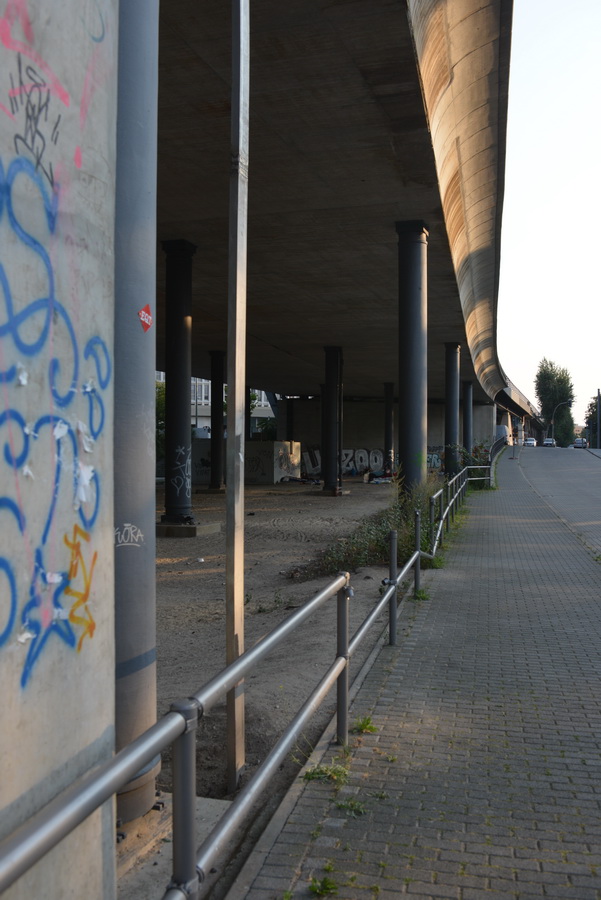 DB 150511 8139 BhfNFF
Hier leben / wohnen Menschen! Mitten "unter" uns!
