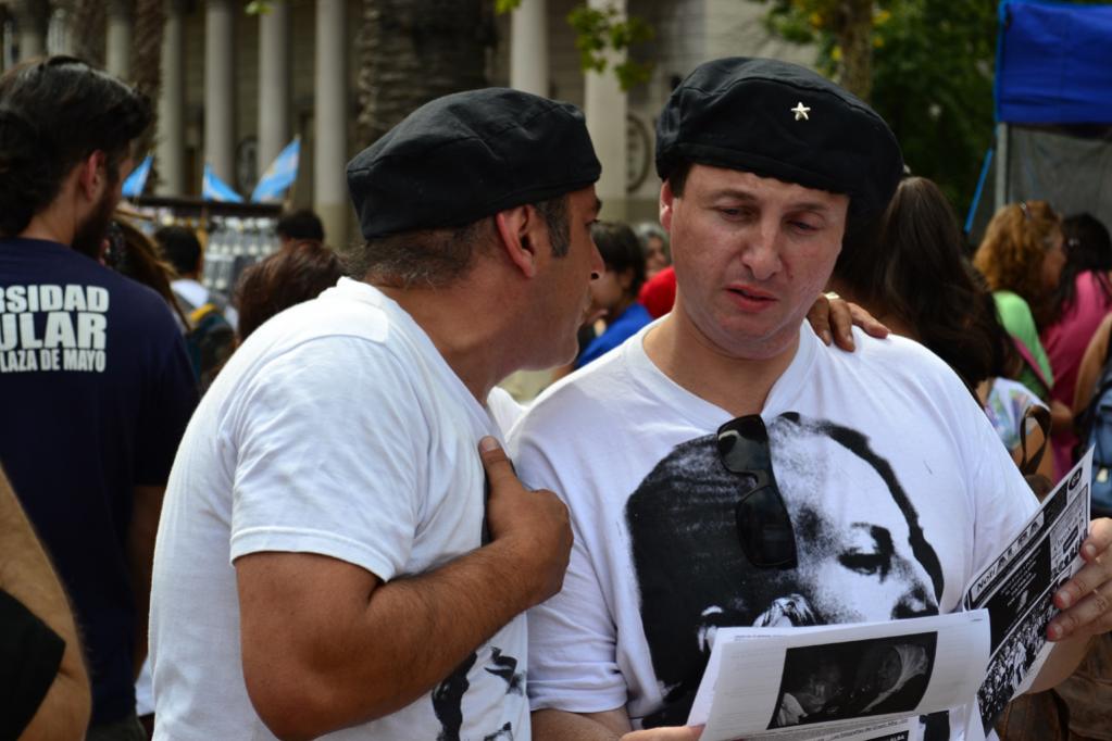 Demonstranten während der Donnerstagsdemo auf der Plaza de Mayo