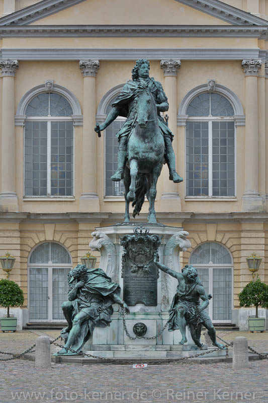 Denkmal am Schloß Charlottenburg