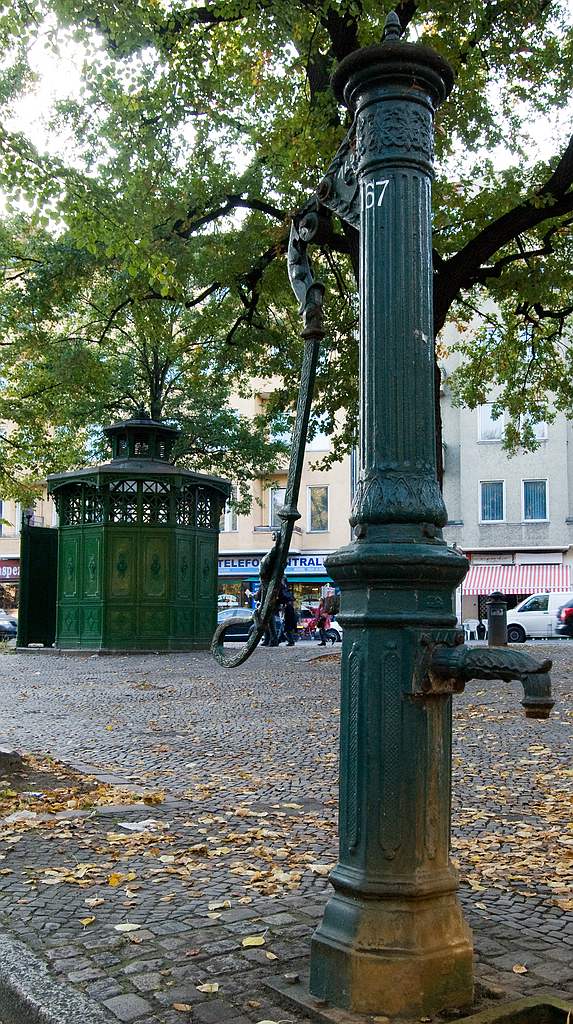 Denkmalgeschütztes Bedürfnishäuschen an der Karl-Marx-Strasse in Berlin-Neukölln
comp DSC 7141 Kopie