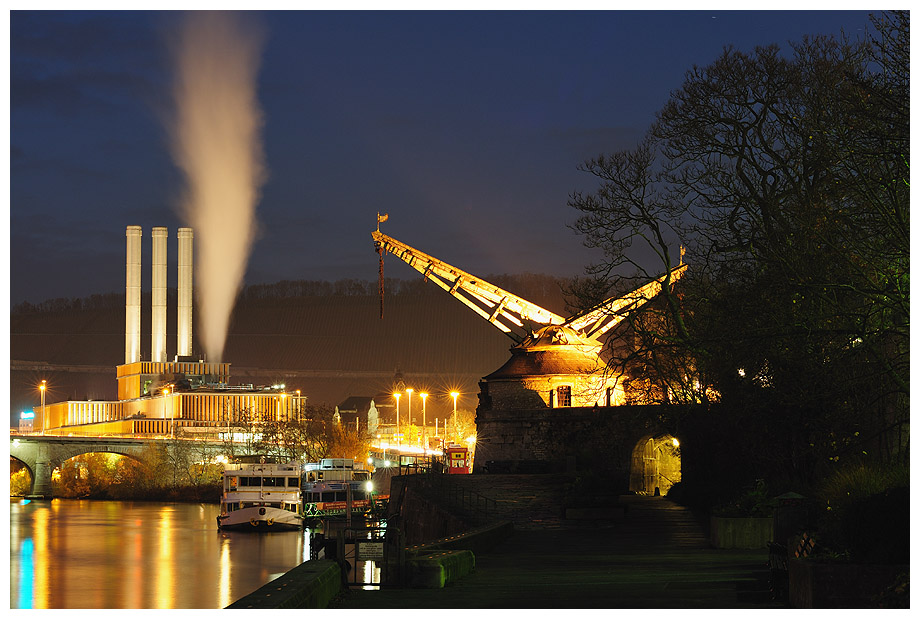 Der alte Kran am Würzburger Hafen am Abend. Im Hintergrund sieht man das Heizkraftwerk der Stadt Würzburg