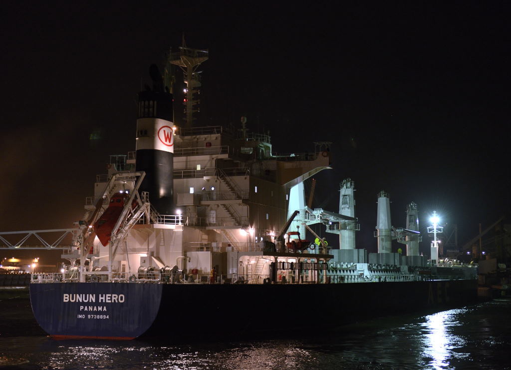 Der Bulk-Carrier BUNUN HERO in Bremen im Hüttenhafen.