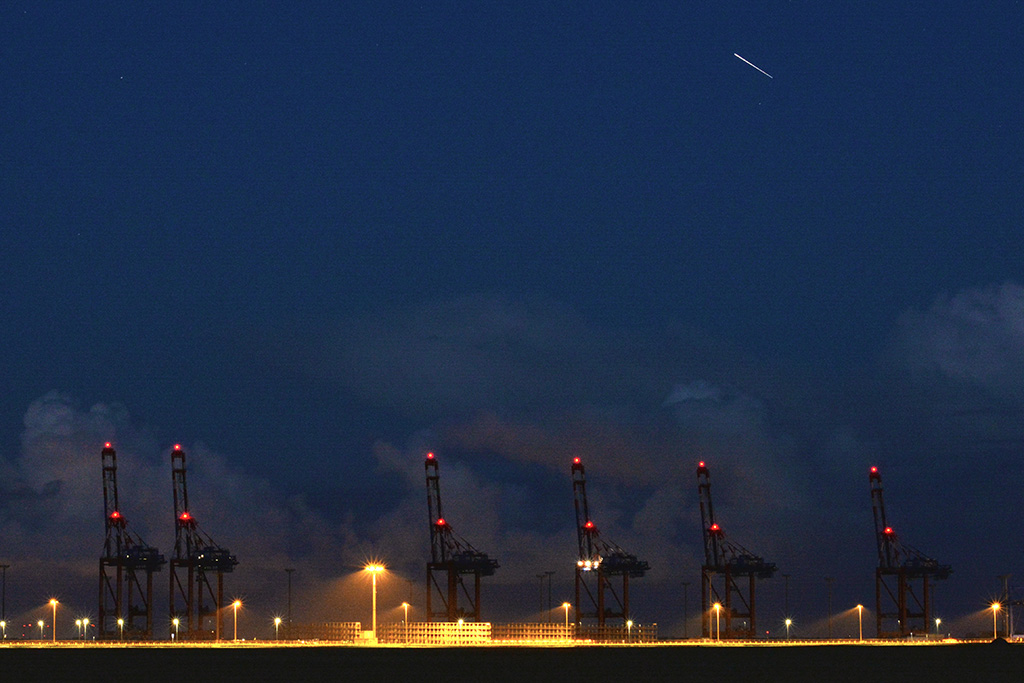Der Jade Weser Port bei Nacht