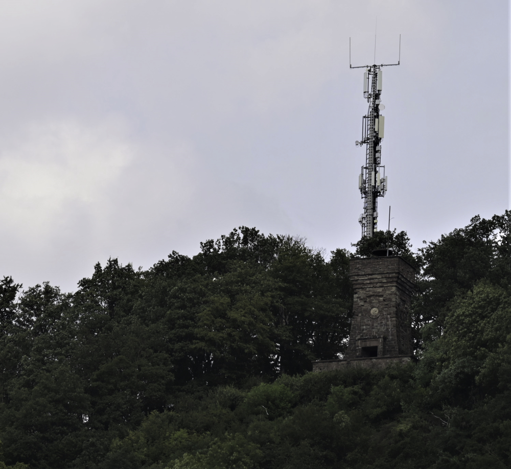 Der Kaiser Wilhelm-Turm mit seinen Antennen.jpg