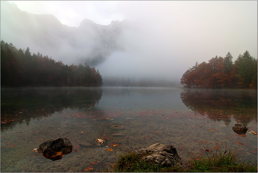 der Langbathsee im Morgennebel