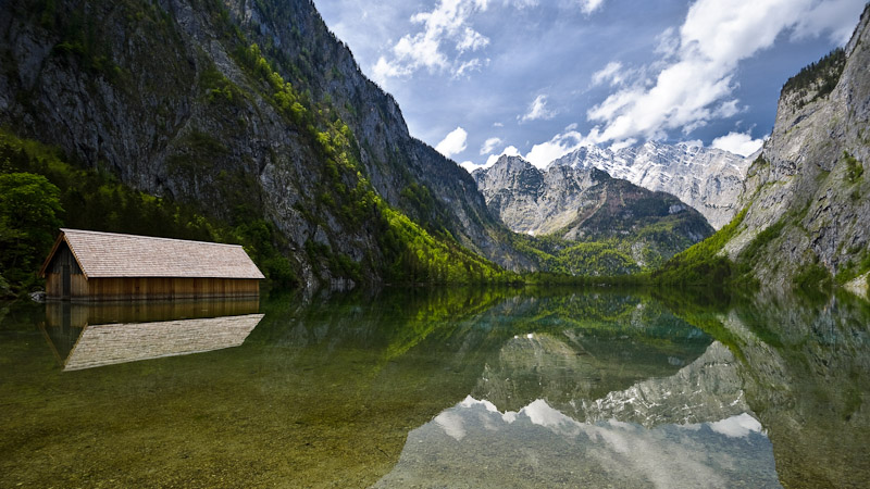 Der Obersee (Königssee) in der Region Berchtesgaden an einem Mainachmittag.
