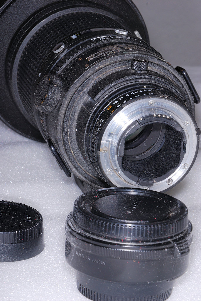 Der "Kellerfund":
Ein AF 300/2.8 ED Nikkor und ein TC-14B,
stark verpilzt.