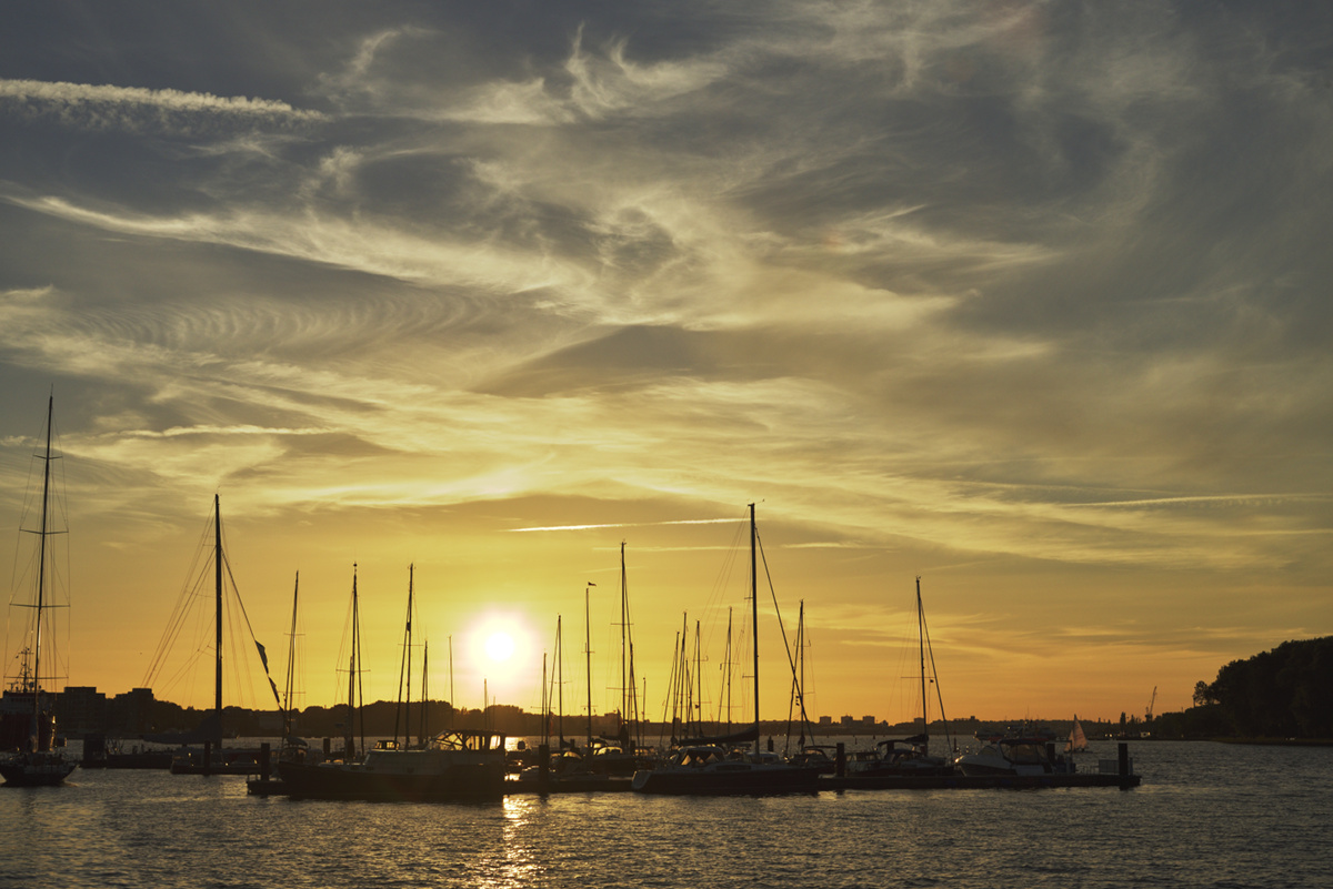 Der Rostocker Stadthafen mit einem Yachthafenanlieger und natürlich einer untergehenden Sonne