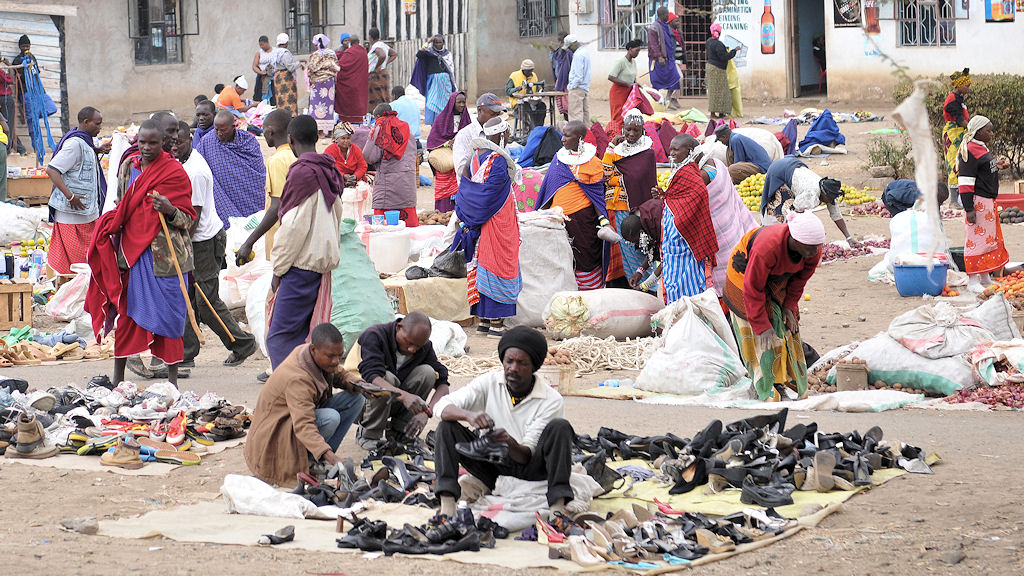 Der Schuhhändler verkauft lieber gebrauchte Schuhe,
die aus Altkleidercontainern aus Europa stammen
5979