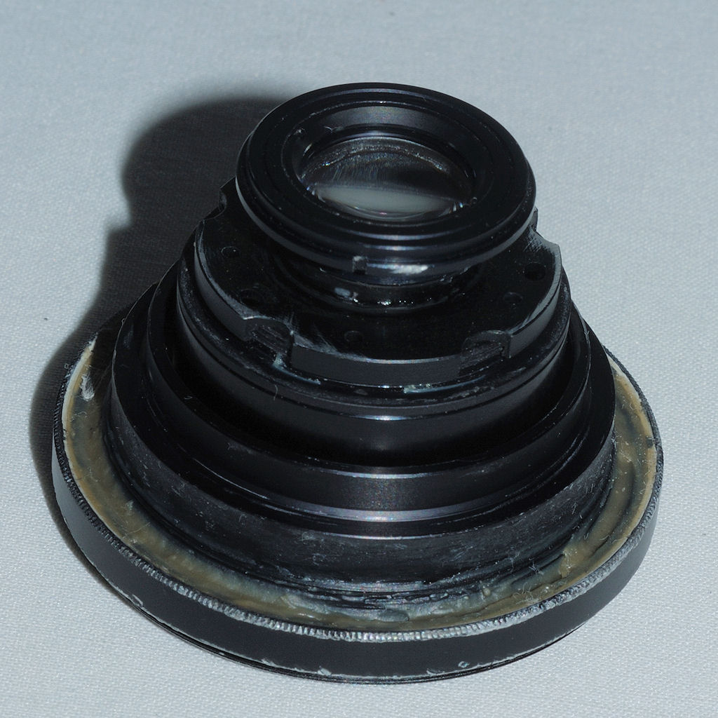 Der selbstgebastelte Lupenobjektiv-Vorsatz
(Linsensatz eines alten 24/2.8-Objektives, in Retrostellung in einen 52mm Filterring geklebt)