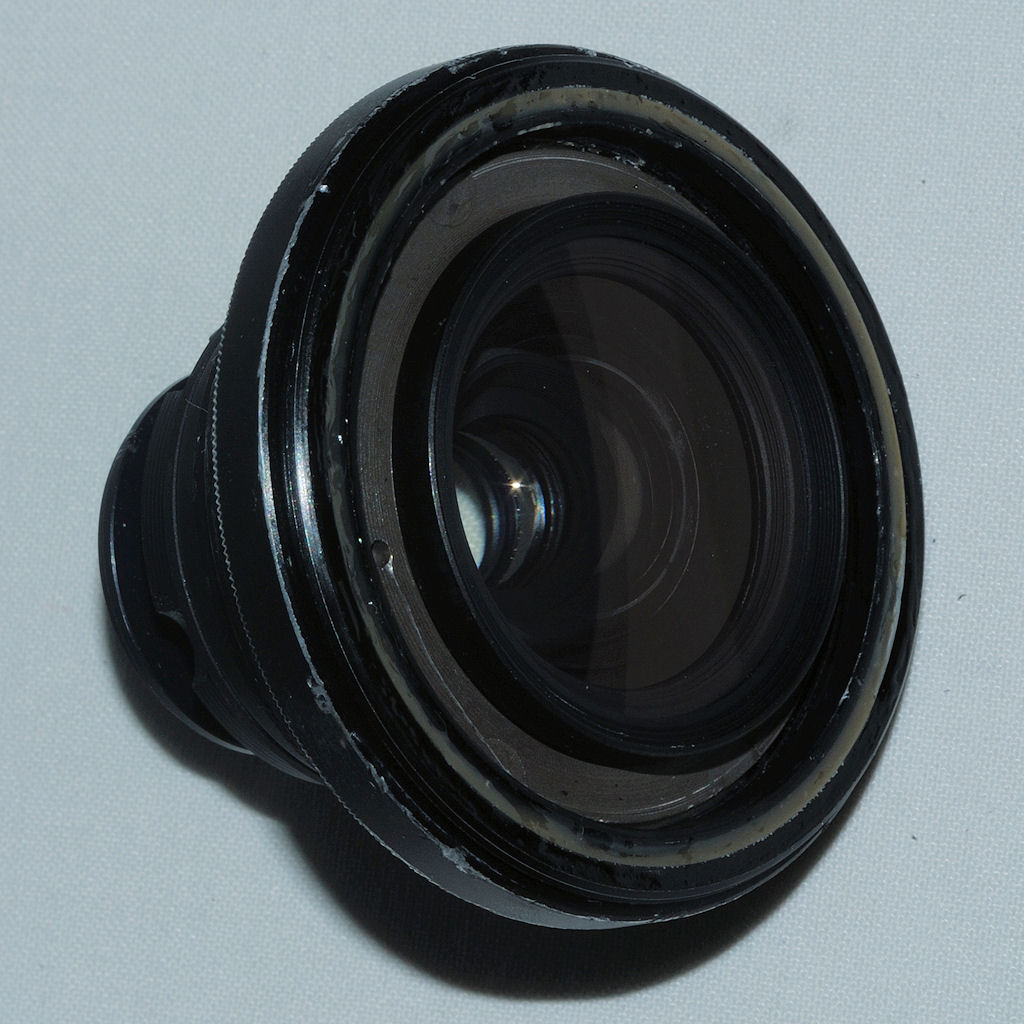 Der selbstgebastelte Lupenobjektiv-Vorsatz
(Linsensatz eines alten 24/2.8-Objektives, in Retrostellung in einen 52mm Filterring geklebt)