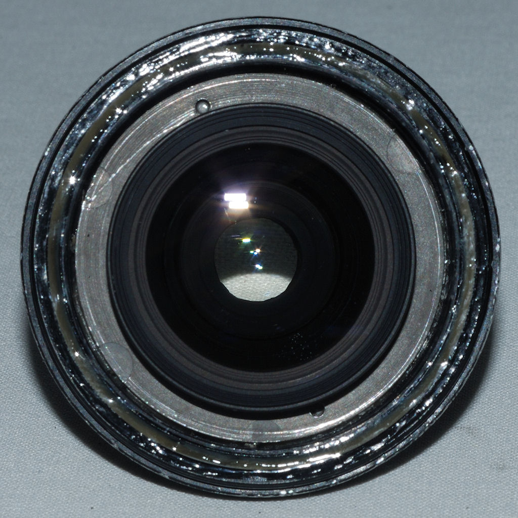 Der selbstgebastelte Lupenobjektiv-Vorsatz
(Linsensatz eines alten 24/2.8-Objektives, in Retrostellung in einen 52mm Filterring geklebt)